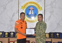 Dankodaeral VI Terima Penghargaan dari Kepala Basarnas RI