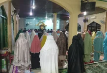 Puluhan Jemaah Khusyuk Ikuti Ceramah Tarawih di Masjid Nurul Jihad Sudiang