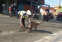Sosok Aipda Herman Tambal Jalan Berlubang di Kota Parepare