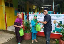Peduli Warga Pra Sejahtera, Komite SD Aisyiyah Muhammadiyah 3 Bagi Sembako Gratis