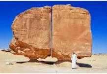 Misteri Batu Terbelah Al Naslaa di Gurun Arab