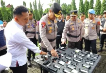 Kapolda Sulsel Memeriksa Senjata Api Personil