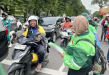 Mitra Pengemudi Grab Bagikan Ratusan Takjil di Makassar