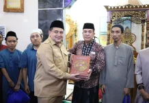 Tarawih Bersama Warga di Mariso, Munafri Ingatkan Ketertiban dan Kebersihan