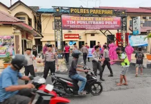 Samapta Polres Parepare Bersih Rumah Ibadah, Berbagi Takjil hingga Buka Puasa