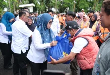 Pemkab Gowa-Baznas Salurkan Paket Lebaran untuk 716 Tenaga Outsourcing