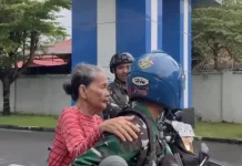 Tersesat Arah Pulang,Anggota TNI AL Bantu Nenek Kebo Kembali Kerumahnya