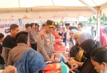 Polda Sulsel bantu Warga Mendapat Bahan Pokok Murah