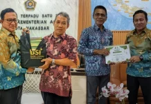 Kakankemenag Serahkan Wakaf Alquran untuk Anak-anak Peserta Amaliyah Ramadhan