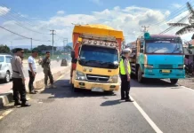 Petugas Operasi Ketupat Evakuasi Truk Rusak di Jalur Maros–Pangkep