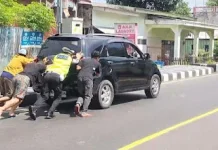 Mobil Pemudik Mogok di Bau Massepe, Petugas Sigap Bantu Dorong