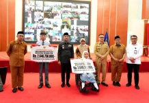 Gubernur Sulsel Serahkan Beasiswa untuk 3.400 Siswa SLB