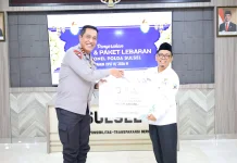 Kapolda Sulsel Serahkan Zakat Personil ke BASNAZ Sulsel