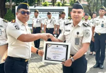 Apel Pagi Lapas Sungguminasa Diwarnai Pemberian Penghargaan Pegawai