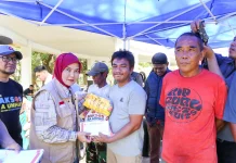 Pemkot Makassar dan IKA Unhas Salurkan 300 Paket Sembako ke Petugas Lapangan