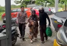 Aksi Sigap Polisi di Maros, Evakuasi Ibu Hamil di sela Arus Mudik