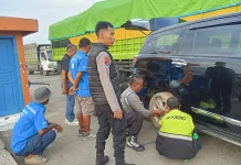 Ban Mobil Pemudik Pecah di Pelabuhan Parepare, Polisi Turun Tangan Bantu Perbaikan