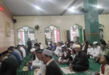 Diguyur Hujan, Ratusan Jemaah Tetap Laksanakan Salat Idul Fitri di Masjid Al Fattah