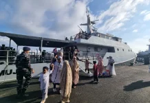 Warga Serbu KRI usai Salat Idul Fitri