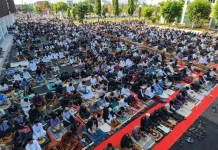 Warga Padati Plataran Gedung Ammatoa Laksanakan Salat Idulfitri