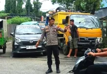 Aparat Polsek Manggala Urai Kemacetan Truk Pengangkut Sampah menuju TPA