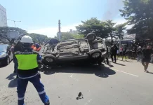 Minibus yang Dikendarai ASN Terguling di Kawasan Tol Makassar
