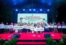 Gubernur Sulsel Serahkan Ratusan Penghargaan Bagi Kepala Daerah dan Kades
