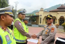 Kapolres Enrekang Beri Penghargaan Personel Berprestasi Pallawa 2026