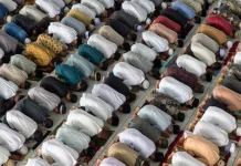 Perbedaan Pandangan Mazhab Tentang Hukum Menjalankan Shalat Hari Raya