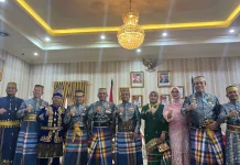 Kajati Sulsel Diberi Gelar Adat La Mappapole Daeng Pawinru
