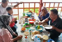 Warung Lesehan Fadhil Tawarkan Kuliner Seafood di Kawasan Danau Tanjung Bunga