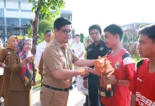 Wabup Bulukumba, Serahkan Penghargaan Kepada Atlet Sepakbola U-16