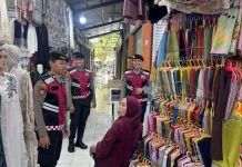 Personel Presisi Samapta Sambangi Aktivitas UMKM di Pasar Sentral Sungguminasa