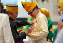 Jufri Rahman Terima Penyematan Kehormatan di HUT Majelis Keturunan To Manurung