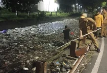 Camat Panakkukang Turun Bersihkan Sampah Kanal Karuwisi