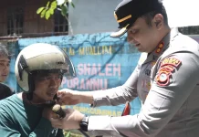 Peduli Keselamatan, Kapolres Gowa Turun Langsung Bagikan Helm Gratis di Jalan