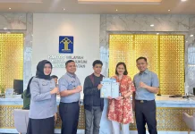 PIC Apostille Kemenkum Turut Serahkan Sertifikat Apostille kepada Pemohon