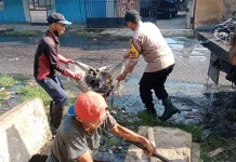 Peduli Lingkungan, Bhabinkamtibmas di Parepare Bantu Pembersihan Selokan
