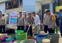 Krisis Air Melanda, Polres Maros Turun Tangan Bantu Warga