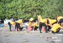 Peduli Lingkungan, Polres Bulukumba Bersihkan Pantai Merpati