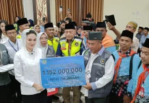 Uang Saku dan Doa, Jemaah Haji Maluku Utara Berangkat Penuh Harapan