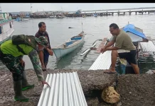 Personil TMMD di Selayar Menantang Ombak ke Pulau