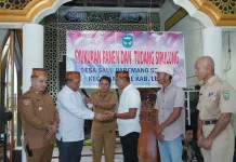 Bupati Luwu Serahkan Combine Harvester Tingkatkan Produksi Tani