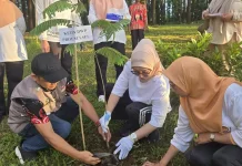 Hari Bumi 2026, DWP Sulsel Tanam Bibit Unggul Bernilai Ekonomi di Gowa