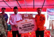Gubernur Sulsel Tinjau Banjir di Bone, Serahkan Bantuan Rp1 Miliar