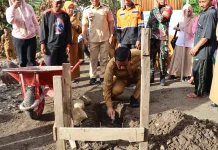 Tasming Hamid Serahkan Bantuan untuk Korban Kebakaran di Lumpue Bacukiki Barat