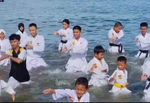 Lebih dari 100 Karateka INKAI Makassar Semarakkan Latihan Bersama di Pantai Biru