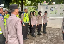 Personel Polres Gowa Amankan Pemberangkatan Jemaah Haji Kloter 41