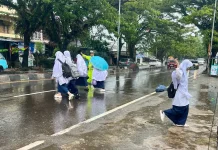 Hujan Deras, Personil Polsek Turikale Tetap Jaga Keselamatan Anak Sekolah