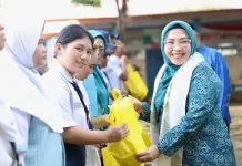 Stop Boros Pangan, TP PKK Makassar Bagikan Kotak Makan Gratis pada Siswa SMP